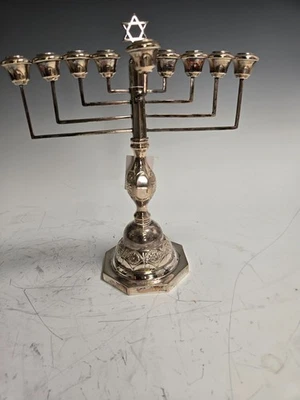 UNA MENORÁ DE HANUKKAH DE PLATA ESTERLINA DE ARON TEITELBAUM, LONDRES 1931 EXCELENTE Foto 1 de 4