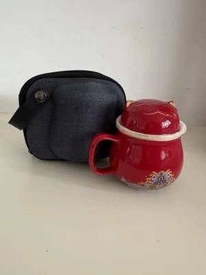 Maneki neko Lucky Cat Infuser Cup Mug Lid Carry Case Porcelain Red Gold New Smil - Image 1 of 4