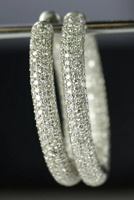 Pendientes tipo aro ovalados de diamantes de oro blanco de 18 quilates de adentro hacia afuera Foto 1 de 4