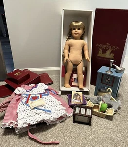 American Girl Kirsten Puppe riesiges 28-teiliges Set mit Box 18 Zoll Kätzchen & Kleidung - Bild 1 von 22