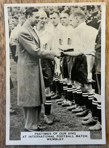 Tarjeta de cigarrillo de fútbol Inglaterra vrs Escocia Rey Jorge dándose la mano C Bastin - Imagen 1 de 2