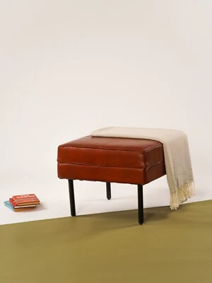 Taburete cuadrado hecho a mano ecológico geométrico de cuero de búfalo y hierro marrón Foto 1 de 4