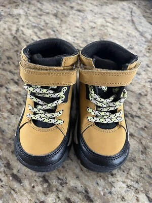Botas de senderismo Oshkosh de segunda mano para niños pequeños de caña alta de encaje de neón talla 6 zapatos tostados Foto 1 de 4