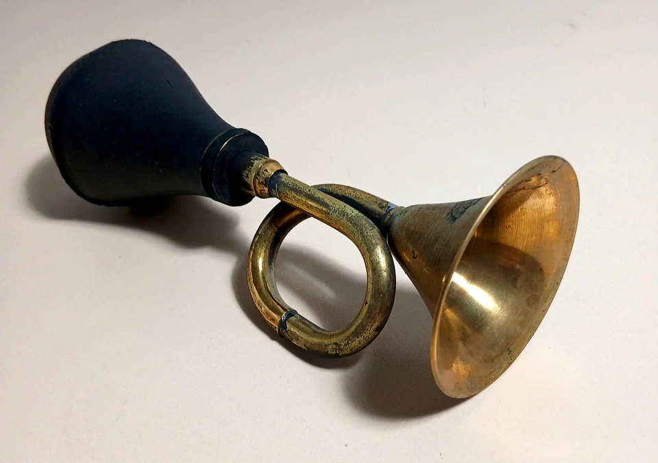 Dachbodenfund: Schönes altes Horn Oldtimer Hupe Tröte Trompete Tute Messing - Bild 1 von 1