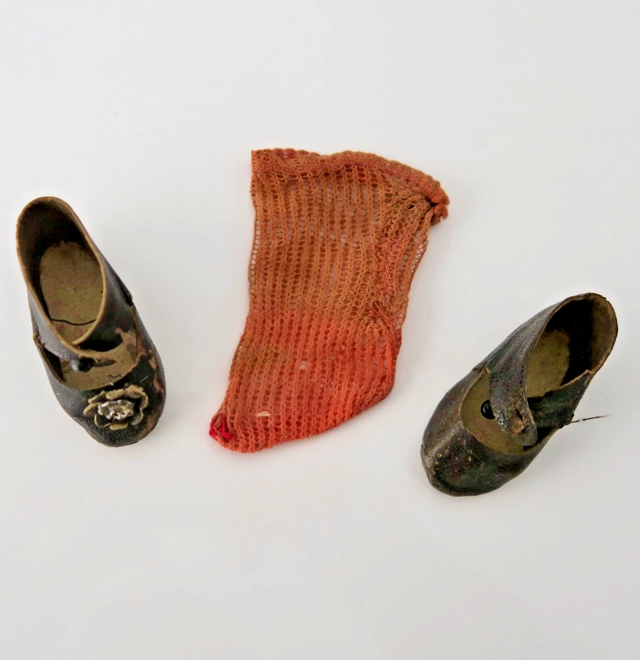Pour poupée ancienne Eden bébé, 2 chaussures cuir et 1 chaussette - Photo 1/4