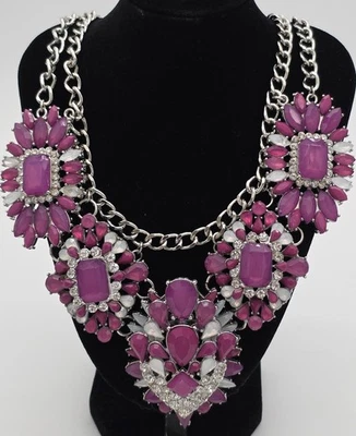 Collar pieza llamativa con piedras fucsia en cadena plateada #0106 Foto 1 de 4