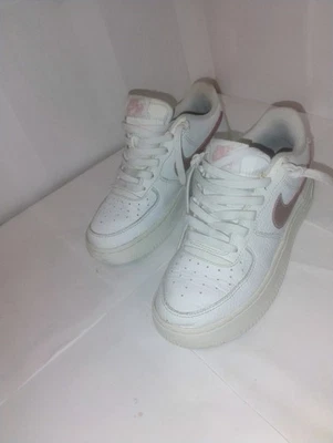 Nike Air Force 1 baixo na coloração esmalte branco/rosa. Tamanho 7 - Imagem 1 de 4