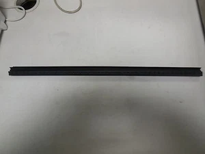 RIEL DE SELLADO INTERIOR VENTANILLA TRASERA IZQUIERDA O DERECHA MERCEDES W126 551MM 1267350265 - Imagen 1 de 2