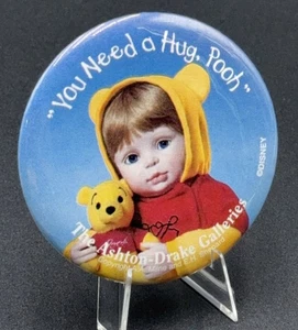 Disney Doll Convention Winnie the Pooh HAI BISOGNO DI UN ABBRACCIO spilla pulsante Ashton Drake 3" - Foto 1 di 3