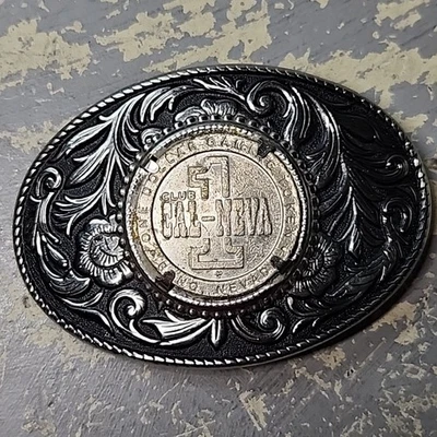 Hebilla de cinturón grabada tono plata Club Cal-Neva ficha de un dólar para juegos floral   Foto 1 de 4