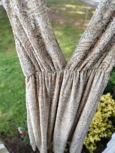 HM PAISLEY MAXI DRESS LONG SLEEVELESS V NEVK BEIGE TAN FLOWY CHIFFON SIZE 8 Fall - Picture 1 of 9