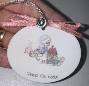 Precious Moments Weihnachtsschmuck 1989 "Pieces On Earth" 2,5" breit - Bild 1 von 3