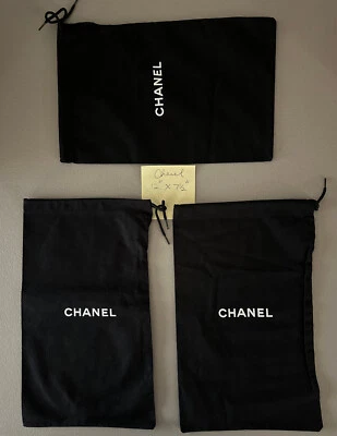 "LOTE DE TRES BOLSAS DE POLVO DE ALMACENAMIENTO CON CORDÓN NEGRAS CHANEL 12"" X 7 1/2"" CADA UNA" Foto 1 de 4