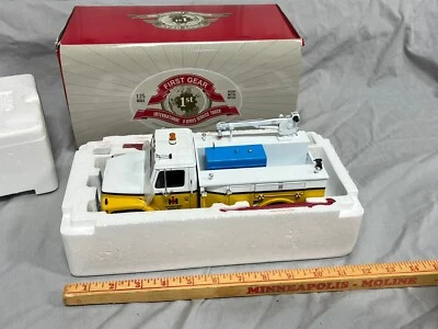 International Harvester S-Series SERVICE TRUCK 1:25 First Gear WOW! IH 40-0189 - Image 1 of 4
