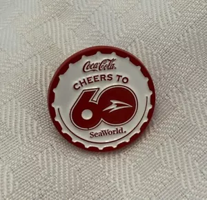 Spilla Coca Cola Sea World 2024 Saluti a 60 anni spilla membro NUOVA - Foto 1 di 3