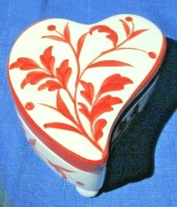 "Caja de corazón de porcelana pintada a mano artesanal - regalo de San Valentín - hecho en Tailandia - 3,5" - Imagen 1 de 9
