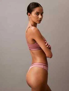 *$$Tanga Calvin Klein MUJER (MEDIANA) con logotipo tonal QF7954-630 resistente a los olores - Imagen 1 de 5
