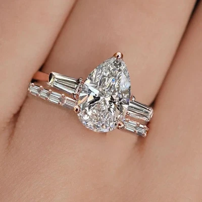 Anillo de compromiso halo oculto de 3 piedras con diamantes cultivados en laboratorio de pera de 3,2 TCW de oro rosa de 14 k Foto 1 de 4