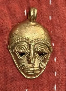 Ciondolo maschera africana color ottone fatto a mano gioielli africani ciondolo viso - Foto 1 di 6