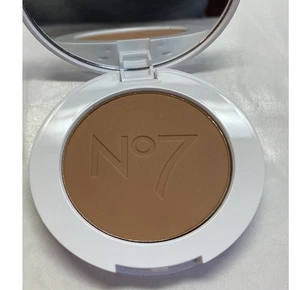 Estuche compacto No7 Lift & Luminate plateado, polvo de acabado de triple acción #profundo - Imagen 1 de 1