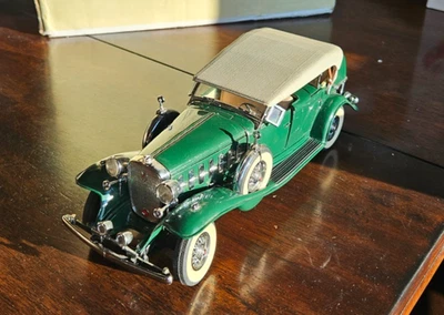 Cadillac V-16 1932 Danbury como nuevo, 1/24, verde con techo desmontable tostado Foto 1 de 4