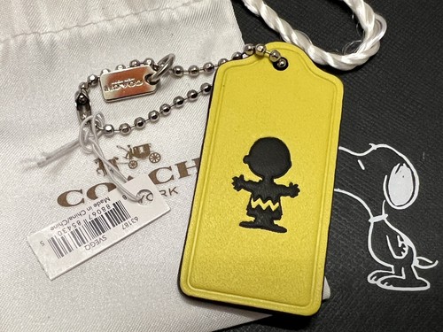 Charm portachiavi Coach X Peanuts Snoopy Charlie in pelle marrone nuovo con etichette
