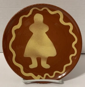 "Plato de cerámica decorado sin cordones Gris Redware 1989 de colección - 7"" niña en vestido" - Imagen 1 de 4