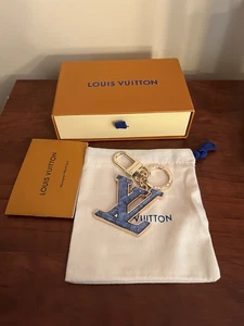 NUEVO Louis Vuitton Azul LV Plexiglás Llavero Bolso de Mano Dije - Imagen 1 de 8