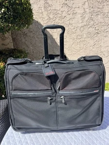 *Parachoques trasero roto* Maleta Tumi Alpha negra con ruedas 22030D4 - Imagen 1 de 13