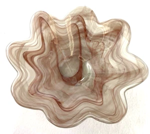 "Cuenco de vidrio artístico vintage hecho a mano malva y blanco patrón ondulado festoneado 12""" - Imagen 1 de 7