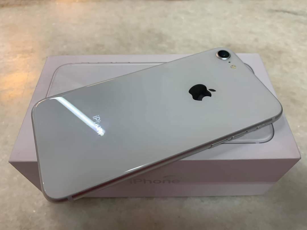 iPhone8 Space Gray 64GB docomo ゲームのサブ垢等に！