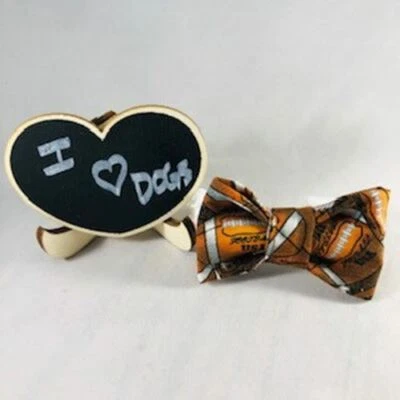 Pajarita de fútbol americano para perros Foto 1 de 3