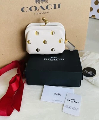 NUEVO CON ETIQUETAS MONEDERO COACH TIZA/ORO METALIZADO ESTAMPADO MANZANA KISSLOCK ENMARCADO 1104  Foto 1 de 4