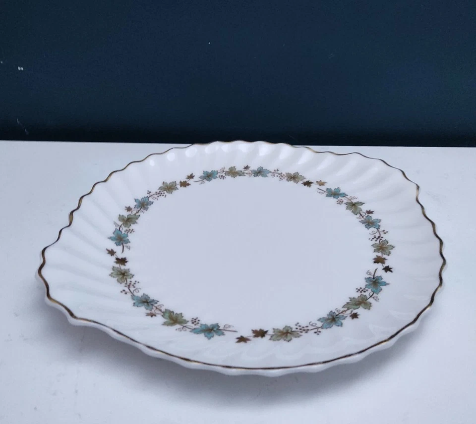 Plato de pastel Royal Doulton Piedmont con mango de remolino patrón de hojas Foto 1 de 4