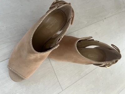 BOTA SHOOTIE MUJER MICHAEL KORS JENNINGS SEGUNDA MANO TALLA 8M CAQUI 3” TACONES Foto 1 de 4