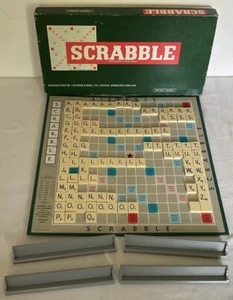 Juego de mesa vintage coleccionable “Scrabble” bastidores de plástico, juegos de lanzas - Imagen 1 de 19