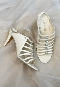 NEW Gorgeous Authentic Chanel White Leather CC Logo Pearl Sandals EU 39,5 US 9,5 - Picture 1 of 7