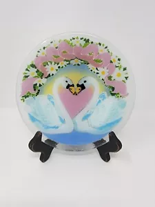 Peggy Karr Fused Glass Plate Kissing Swans Heart Daisies 7" - Picture 1 of 9