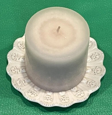Yankee Candle festoneado antiguo blanco soporte placa 5” con vela Foto 1 de 4
