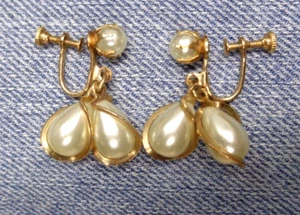 Vtg Estate Jewelry ~ Goldtone WHITE FAUX PEARL Dangle Pierced Earrings 1-1/8" L - Picture 1 of 4