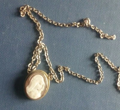 Cammeo di Torre del Greco Volto della Madonna con cornicetta d’argento collanina - Immagine 1 di 4