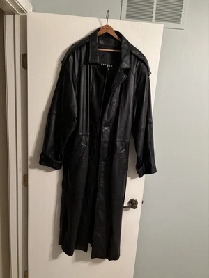 Abrigo largo de cuero con cinturón Trader Bay para hombre talla grande Foto 1 de 2