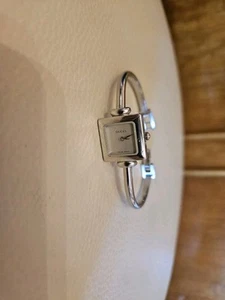 Reloj brazalete pulsera de plata genuino Gucci 1900L para dama... . - Imagen 1 de 10