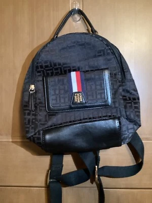 Mochila Tommy Hilfiger Monograma Firma Logo Jacquard Domo Negra  Foto 1 de 4