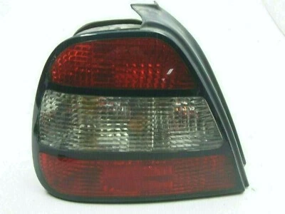 Daewoo Leganza 2002: luz trasera de freno OEM/bombillas de lente de lámpara: lado del conductor Foto 1 de 4