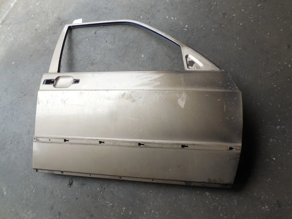 Panel de carcasa de puerta delantera derecha dorado 84-93 Mercedes Benz W201 190E 190D Foto 1 de 4