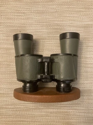 Soporte para cepillo de dientes Bacova Guild diseñado para parecerse a un par de binoculares Foto 1 de 3