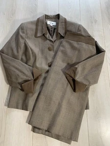 Conjunto de traje chaqueta y falda lápiz con ribete de terciopelo a cuadros marrón Le Suit talla 12 - Imagen 1 de 12