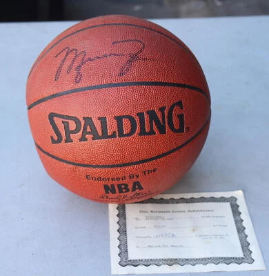Baloncesto Spalding 1996 firmado por Michael Jordan con certificado de autenticidad y estuche NBA Foto 1 de 4