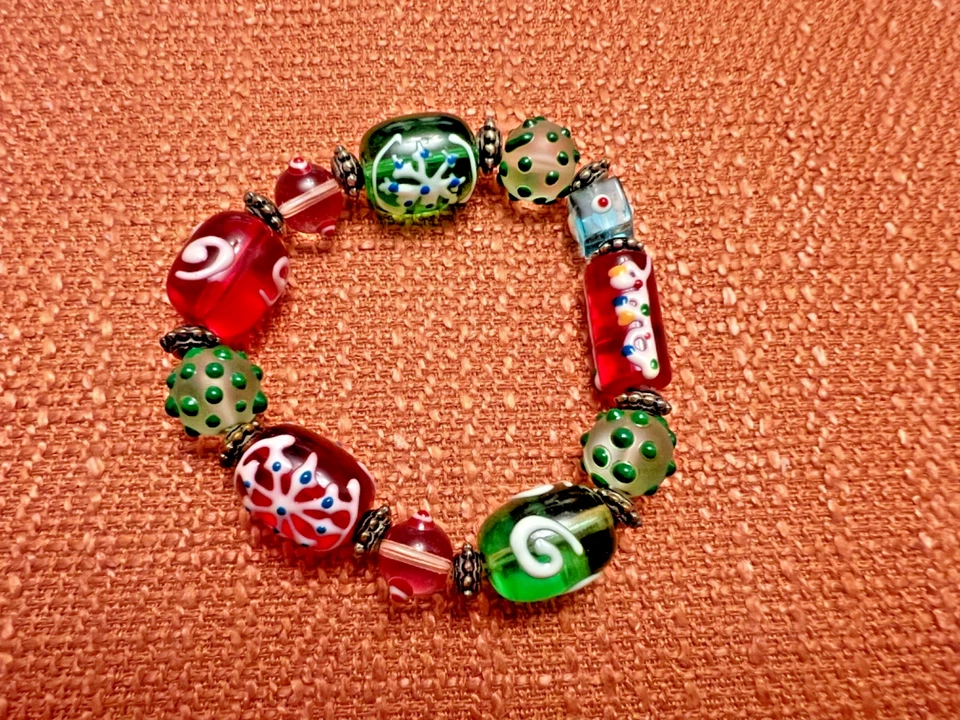 Pulsera de cuentas rojas y verdes elásticas navideñas Foto 1 de 1